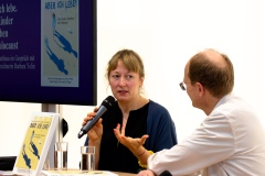 Barbara Yelin am 22.Oktober 2022 auf der Frankfurter Buchmesse. Gespräch mit Andreas Platthaus von der FAZ über die Graphic Novel „Aber ich lebe“.