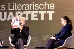 Die israelische Schriftstellerin Lizzie Doron zeigt ein Bild eines Ehepaars, das von der Hamas entführt wurde. Frankfurter Buchmesse, 21. Oktober 2023. Moderation: Thea Dorn. Foto: Udo Weier