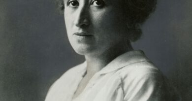 Wikipedia: Rosa Luxemburg zwischen 1895 und 1905. Der Fotograf ist unbekannt.