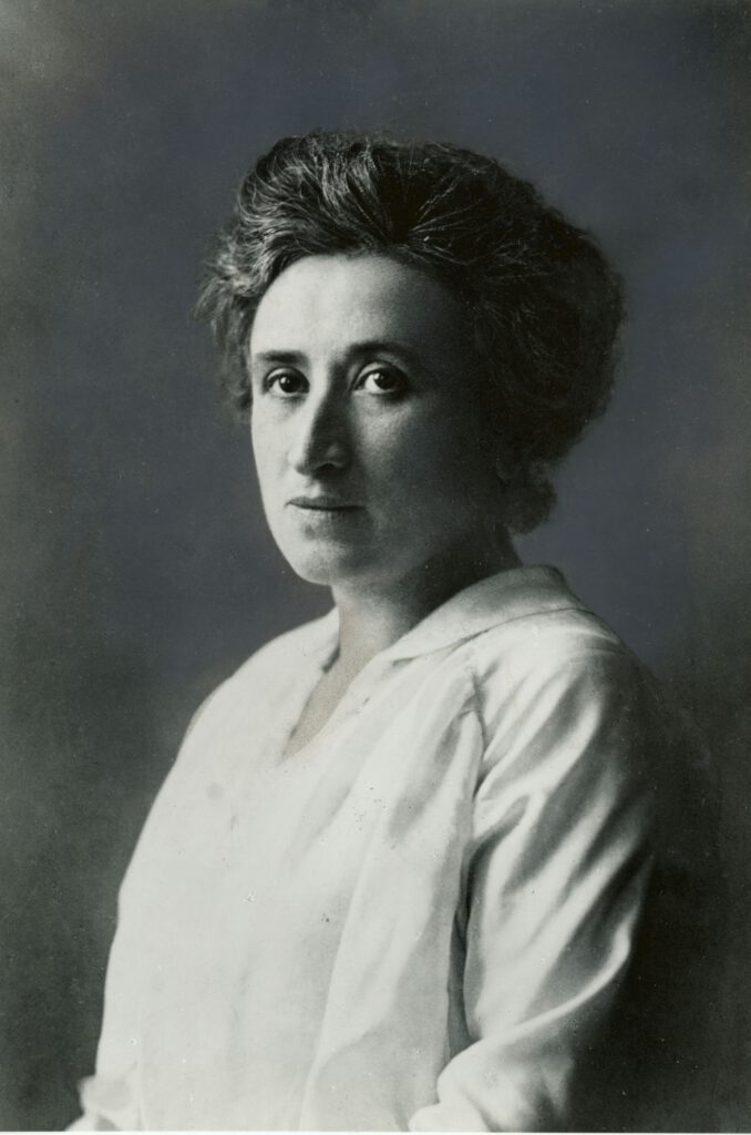 Wikipedia: Rosa Luxemburg zwischen 1895 und 1905. Der Fotograf ist unbekannt.