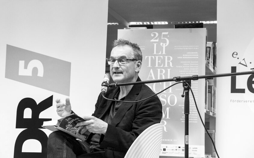 Jan Koneffke. Stadtbibliothek Mönchengladbach-Rheydt. Lesung aus Im Schatten zweier Sommer, im Rahmen des Literarischen Sommers 2024.